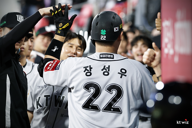 장성우가 20일 수원 KIA전 5회말 투런포를 터트린 뒤 더그아웃에서 축하를 받고 있다. KT 위즈 제공