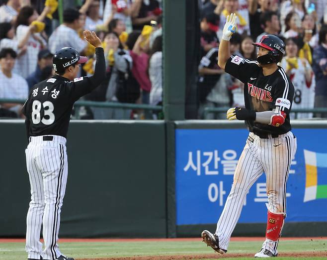 20일 부산 사직야구장에서 열린 롯데와의 경기에서 2회 초 만루홈런을 친 LG 송찬의가 베이스를 돌고 있다. 연합뉴스