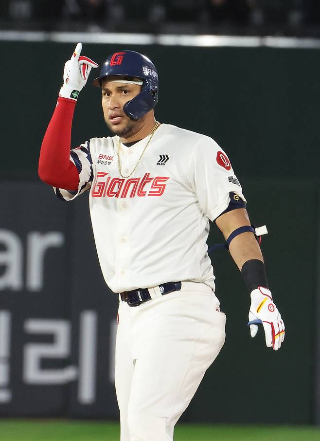 적시타를 친 롯데 빅터 레이예스. 연합뉴스