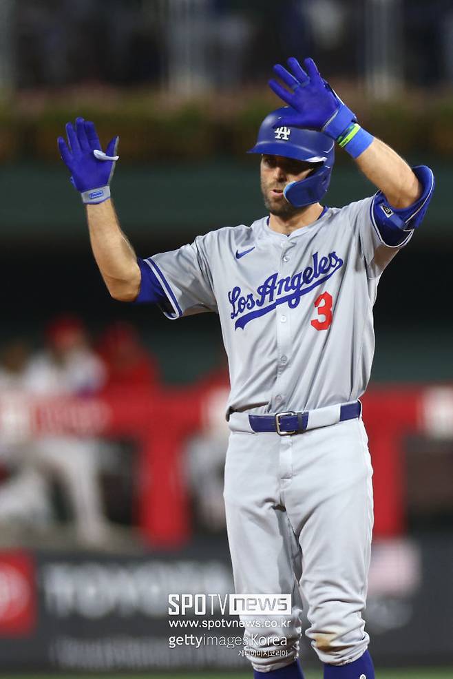 ▲ 10년간 다저스 클럽하우스를 지켰던 크리스 테일러는 모두에게 존경 받는 팀 동료였지만, 아쉽게 시즌 중 방출돼 팀과 인연을 정리했다