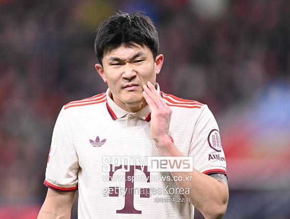 김민재는 안정적인 경기 운영과 강한 대인 방어로 독일 무대에 빠르게 적응했고, 일각에서는 ‘카이저(황제)’라는 별명으로 불렸다. 이어 이탈리아 세리에A(나폴리)와 독일 분데스리가(바이에른 뮌헨)를 모두 제패한 최초의 한국인이라는 대기록도 세우며, 명실상부 유럽 최정상 수비수 반열에 올랐다. 하지만 독일 유력 매체인 ‘빌트’는 “김민재가 두 시즌 만에 바이에른 뮌헨을 떠날 가능성이 매우 높아졌다”고 전했다. 지난해 10월 아킬레스건 통증이 김민재의 컨디션을 서서히 갉아먹기 시작했다. 이토 히로키와 요시프 스타니시치 등의 부상 이탈로 수비진에 구멍이 생기자, 김민재는 진통제를 복용하며 강행 출전을 이어갔다. 시즌 전체 55경기 출전, 평균 3.7일 간격의 일정, 약 74,000km에 달하는 이동 거리 등은 국제축구선수협회(FIFPro)에서 혹사 경고를 받을 만큼 혹독한 스케줄이었다.