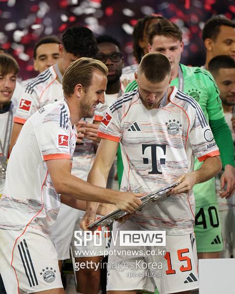 발롱도르는 축구 선수 최고의 영예다. 프랑스 축구 전문지 ‘프랑스 풋볼’이 주관하며, 남녀 각각 30인의 후보가 선정된다. 후보 명단은 2025년 8월 초중순발표될 예정이며, 이후 100개국(남성)과 50개국(여성)의 기자들이 투표에 참여한다. 김민재는 2022-23시즌 나폴리에서 이탈리아 세리에A 우승을 차지하며 세계적인 수비수로 도약했고, 2023-24시즌 바이에른 뮌헨으로 이적해 팀 적응기를 보냈다. 2024-25시즌 김민재는 벵상 콤파니 감독 아래에서 주전급 수비수로 활약했고 바이에른 뮌헨의 분데스리가 우승 주역이 됐다. 아시아 선수가 유럽 주요 리그 두 곳에서 정상에 오른 매우 드문 이력이다. 2025년 발롱도르 후보에 오르면, 2019년과 2022년에 발롱도르 후보에 들어갔던 손흥민과 타이 기록이다. 공격수가 아닌 수비수라는 점에서 의미는 더 크다.&nbsp;