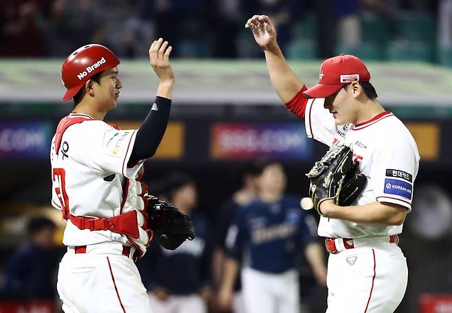 ▲ 팀의 안방마님과 클로저로 경기를 마무리하고 있는 2021년 신인드래프트 동기 조형우(왼쪽)와 조병현 ⓒSSG랜더스