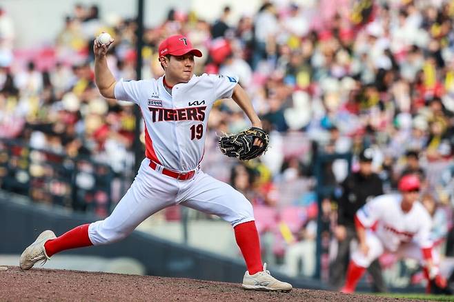 ▲ 모두가 어렵다고 했을 때 2.1이닝 무실점 역투로 팀 승리의 발판을 놓은 윤중현 ⓒKIA타이거즈