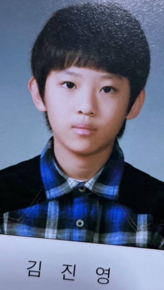 덱스 초등학교 졸업사진 /사진=온라인커뮤니티 캡처