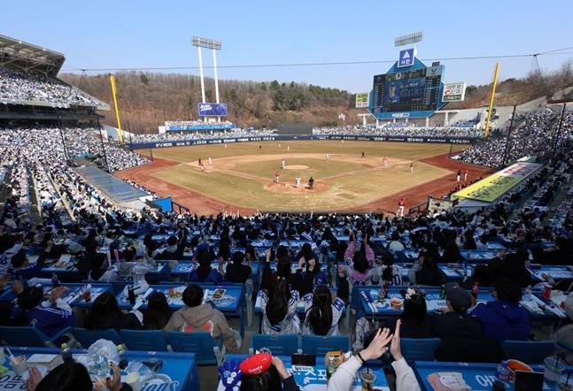 관중으로 가득 찬 대구 삼성 라이온즈 파크의 전경. /사진=삼성 라이온즈 제공