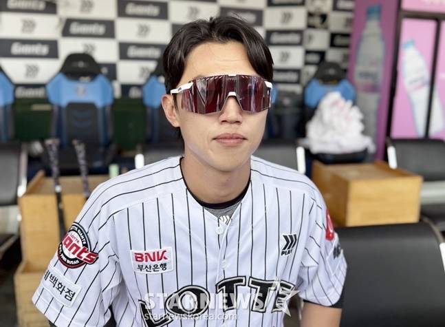 롯데 전민재가 18일 사직 삼성전 종료 후 취재진과 인터뷰를 하고 있다. /사진=롯데 자이언츠 제공