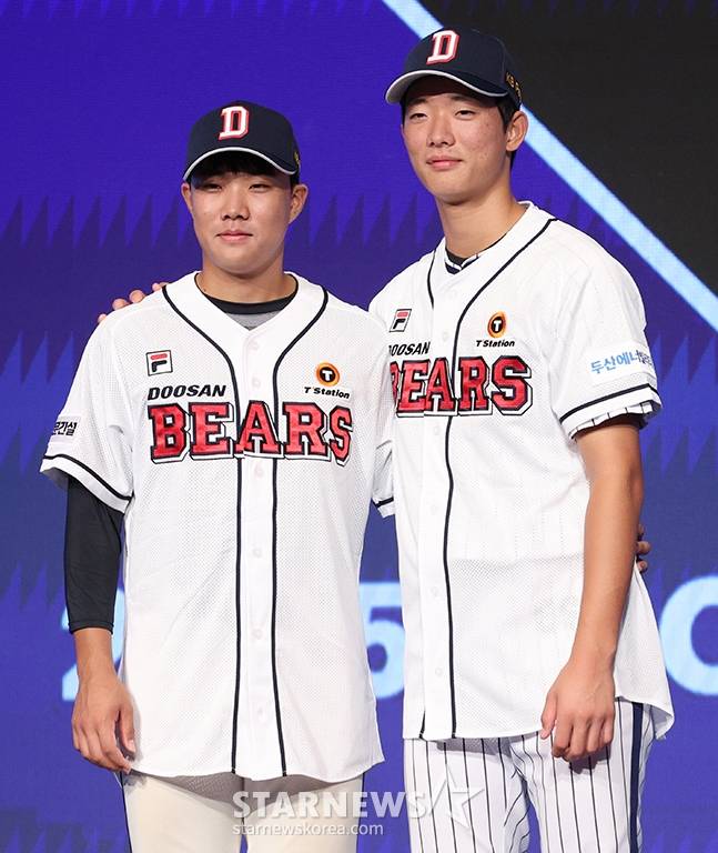 지난해 9월에 열린 KBO 2025 신인 드래프트에서 두산 1라운드 지명을 받은 박준순(왼쪽)RHK 2라운더 신인 최민석. /사진=김진경 대기자