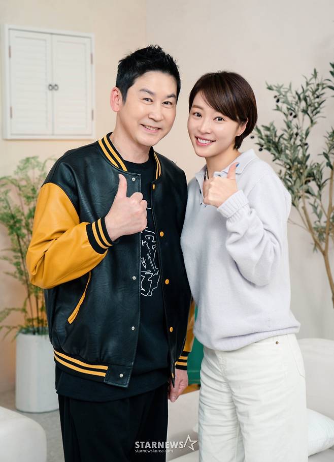 신동엽, 황정음이 4일 온라인으로 진행된 SBS Plus·E채널 예능 '솔로라서' 제작발표회에 참석해 포즈를 취하고 있다. /사진제공=SBS플러스, E채널 2025.03.04 /사진=이동훈 photoguy@