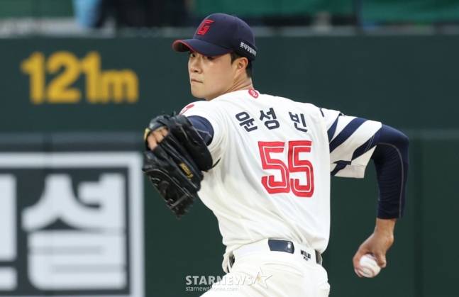 롯데 윤성빈이 20일 사직 LG전에서 투구하고 있다. /사진=김진경 대기자