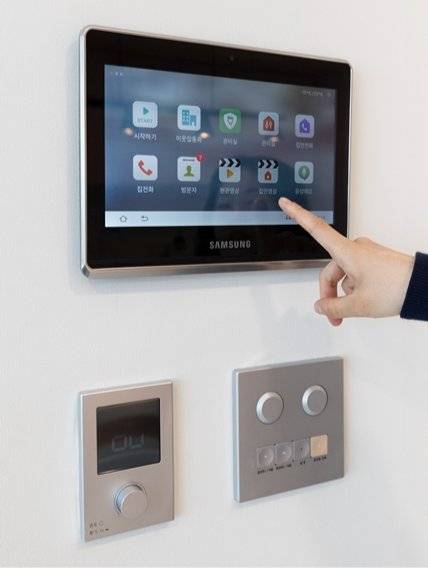 리마크빌 이스트폴에서는 입주자가 벽면 패드로&nbsp;조명, 난방, 환기 장치를 조절하고&nbsp;엘리베이터를 호출할 수 있다.