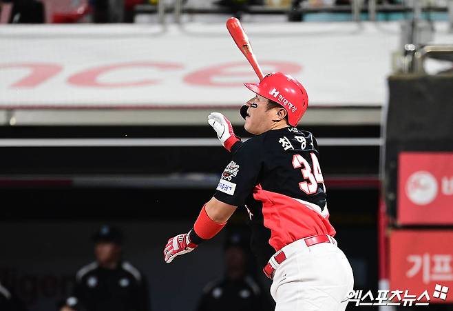 KIA 타이거즈 최고참 최형우가 20일 수원 KT위즈파크에서 열린 2025 신한 SOL Bank KBO리그 KT 위즈와의 팀 간 4차전에서 6회초 2점 홈런을 기록했다. 사진 박지영 기자