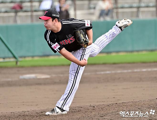 LG 투수 성동현은 20일 사직구장에서 열린 '2025 신한 SOL Bank KBO 리그' 롯데와 주중 3연전 첫 번째 경기에서 구원 등판했다. 상대 타선을 제압하지 못하는 불안한 투구로 추격을 허용했다. 엑스포츠뉴스 DB