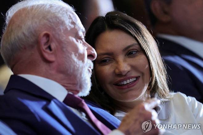 브라질 룰라 대통령과 대화하는 영부인 다시우바 여사 [로이터 연합뉴스 자료사진. 재판매 및 DB 금지]