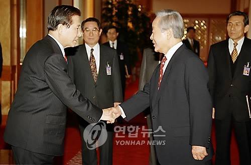 김영삼 대통령-김대중 당선자 악수 (서울=연합뉴스) 박창기 기자 = 김영삼 대통령과 김대중 대통령 당선인이 청와대에서 주례회동을 갖기 위해 만나 악수를 하고 있다. 1998.1.13 (끝) <저작권자 ⓒ 2009 연합뉴스. 무단전재-재배포 금지.>