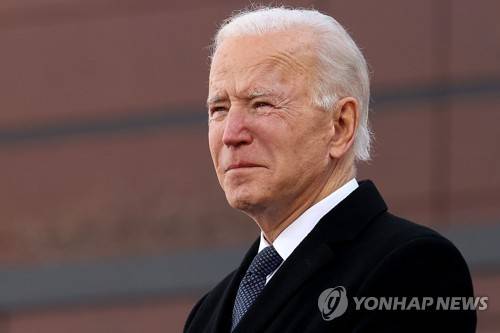 델라웨어서 고별 연설하는 바이든 얼굴에 흐르는 눈물  (뉴캐슬 AFP/Getty=연합뉴스) 제46대 미국 대통령 취임을 하루 앞둔 조 바이든 당선인이 19일(현지시간) 취임식을 위해 워싱턴DC로 떠나기 직전 델라웨어주 뉴캐슬의 주 방위군 사령부 야외에서 진행된 고별 연설 도중 울컥해 눈물을 흘리고 있다. 2021.1.20