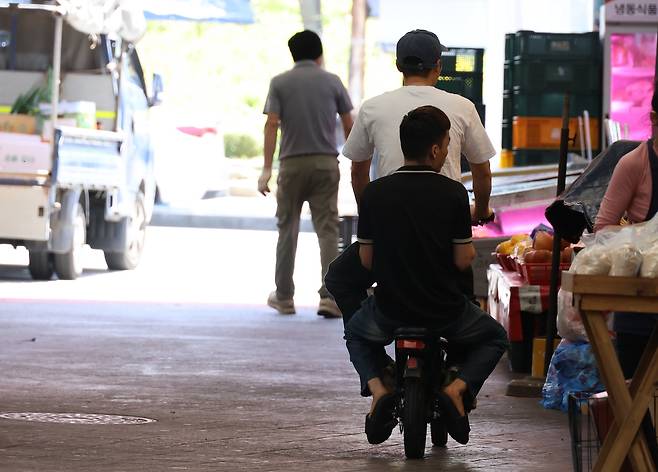 전기 자전거 타는 외국인 [촬영 황수빈]