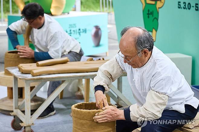 옹기 빚는 장인들 (울산=연합뉴스) 3∼5일 울산시 울주군 온양읍 외고산 옹기마을 일대에서 울산 대표 문화관광축제인 '2025 울산옹기축제'가 열린 가운데 옹기장인들이 옹기를 만들고 있다. 2025.5.4 [울주문화재단 제공.재판매 및 DB 금지] young@yna.co.kr