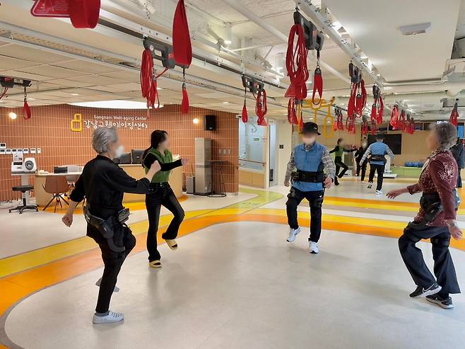 웨어러블 로봇을 착용하고 걷는 구민들 [강남구 제공. 재판매 및 DB 금지]