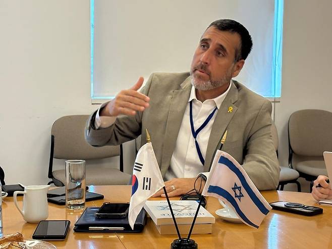 아비브 에즈라 이스라엘 외무부 아시아-태평양 지역 담당 국장 (예루살렘=연합뉴스) 19일(현지시간) 아비브 에즈라 이스라엘 외무부 아시아-태평양 담당 국장이 예루살렘 외무부 청사에서 한국 기자단과 간담회에서 발언하고 있다. 2025.05.20 [사진 공동취재단]