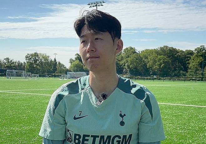 인터뷰하는 손흥민 (런던=연합뉴스) 김지연 특파원 = 손흥민(토트넘)이 12일(현지시간) 유럽축구연맹(UEFA) 유로파리그(UEL) 결승을 앞두고 북런던 토트넘 홋스퍼 FC 트레이닝 그라운드에서 열린 미디어 오픈 데이에서 한국 취재진과 만나 인터뷰하고 있다. 2025.5.12 photo@yna.co.kr