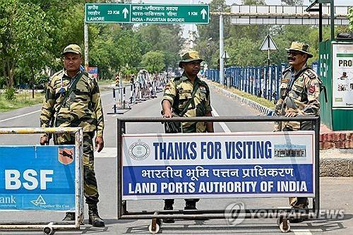 인도 국경수비대 인도·파키스탄 와가 국경 초소 인근에서 인도 국경수비대(BSF) 대원들이 경계 근무를 하고 있다. [AFP 연합뉴스 자료사진. 재판매 및 DB 금지]
