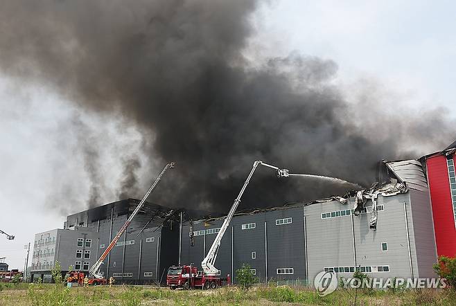 검은 연기 치솟는 물류센터 (이천=연합뉴스) 홍기원 기자 = 13일 경기도 이천시 부발읍 소재 대형 물류센터에서 불이 나 소방관들이 진화작업을 하고 있다. 2025.5.13 xanadu@yna.co.kr