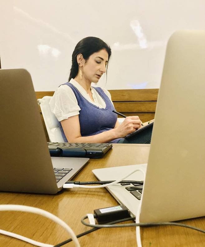 니타샤 카울 교수  X 캡처. 재판매 및 DB 금지