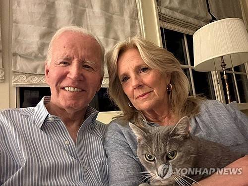 조 바이든 전 미국 대통령과 질 바이든 부부 [2025년 5월 19일 공개된 조 바이든 대통령 X 계정 사진. DB 및 재판매 금지]