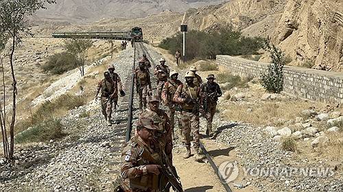 지난 3월 발생한 열차 납치 사건 조사하는 파키스탄군 [EPA 연합뉴스 자료사진. 재배포 및 판매 금지]