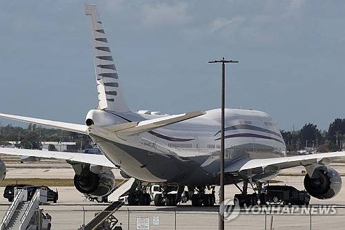 카타르 소유 보잉 747 옆의 트럼프 대통령 방탄차량 (미국 플로리다주 웨스트팜비치 로이터=연합뉴스 자료사진) 2025년 2월 15일 미국 플로리다주 웨스트팜비치의 공항에서 제작된 지 12년 된 카타르 소유 보잉 747-8 항공기 옆에 도널드 트럼프 미국 대통령의 방탄차량이 주차돼 있다. 트럼프 대통령은 이날 이 항공기 안팎을 둘러봤다.  2025.5.20.