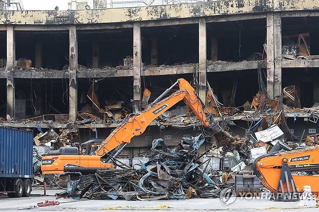 불 난 금호타이어 광주공장 철거 준비 (광주=연합뉴스) 천정인 기자 = 20일 오전 광주 광산구 금호타이어 광주공장에서 불이 난 건물을 철거하기 위해 잔해 정리 작업이 이뤄지고 있다. 2025.5.20 iny@yna.co.kr