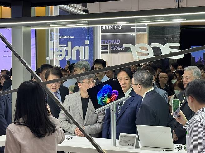 컴퓨텍스 2025 전시를 살펴보는 라이칭더 대만 총통 (타이베이=연합뉴스) 강태우 기자 = 라이칭더 대만 총통(가운데)이 20일 '컴퓨텍스 2025'에 마련된 대만 에이서 전시 부스에서 제품을 살펴보고 있다. 2025.5.20 burning@yna.co.kr