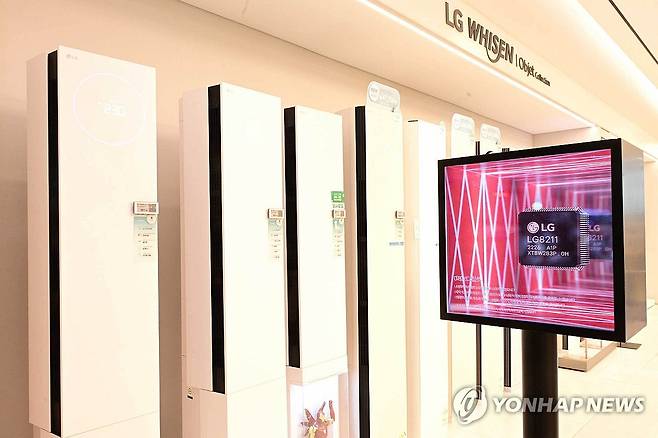 LG전자의 가전 전용 온디바이스 AI칩 'DQ-C' (서울=연합뉴스) LG전자는 고객에 맞춰 더 편리한 서비스를 제공하는 '공감지능' 구현을 위한 가전 전용 온디바이스 AI칩 'DQ-C'를 자체 개발해 주요 제품에 적용하는 등 글로벌 AI가전 시장을 선도한다는 계획을 밝혔다. 사진은 DQ-C가 적용된 휘센 에어컨. 2024.4.3 [LG전자 제공. 재판매 및 DB 금지] photo@yna.co.kr