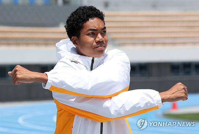 몸푸는 나마디 조엘진 (구미=연합뉴스) 김현태 기자 = 20일 한국 육상의 단거리 유망주 나마디 조엘진(예천군청)이 2025 구미 아시아육상경기선수권대회가 치러질 구미시민운동장을 찾아 스트레칭을 하고 있다. 2025.5.20 mtkht@yna.co.kr