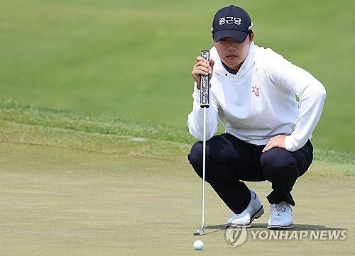 그린을 살피는 김민규. [연합뉴스 자료 사진]