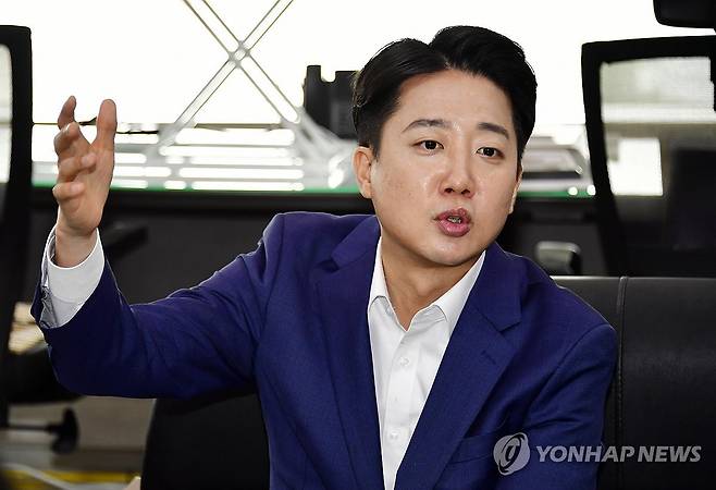 광주 찾은 이준석 후보 (광주=연합뉴스) 개혁신당 이준석 대선 후보가 20일 오전 광주시청에서 열린 기자간담회에서 발언하고 있다. 2025.5.20 [독자 제공. 재판매 및 DB 금지] daum@yna.co.kr