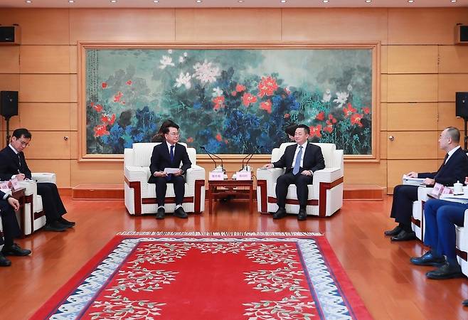 육동한 춘천시장(왼쪽), 다롄시장 면담 [춘천시 제공.재판매 및 DB 금지]