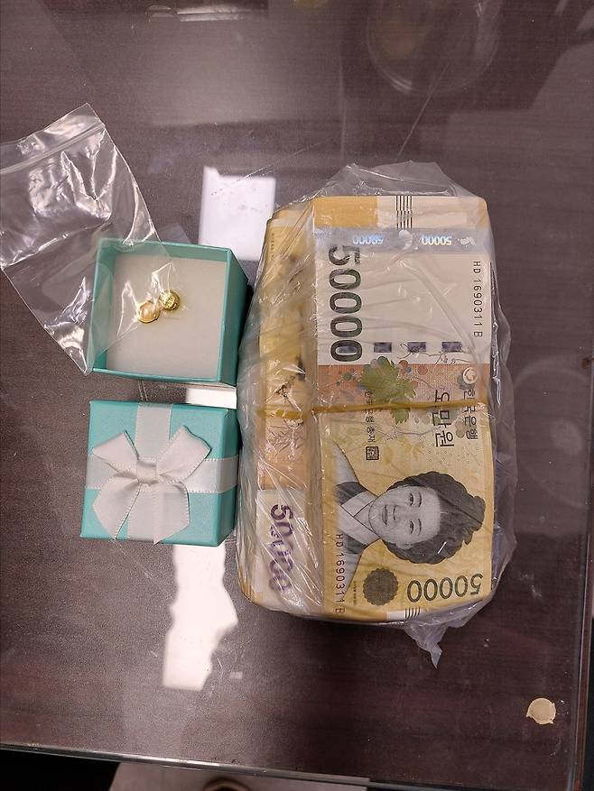 택시에 두고 내린 현금과 금 [부산 기장경찰서 제공. 재판매 및 DB 금지]