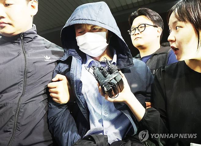 시흥 흉기사건 용의자 시흥경찰서로 압송 (시흥=연합뉴스) 홍기원 기자 = 시흥 흉기사건의 용의자인 차철남이 19일 경찰에 긴급체포돼 경기 시흥경찰서로 압송되고 있다. 차철남은 이달 시흥시 정왕동 소재 자기 집 등에서 2명을 살해하고, 이날 인근의 편의점 주인과 자기집 건물주 등 2명을 흉기로 찔러 다치게 한 혐의를 받고 있다. 2025.5.19 xanadu@yna.co.kr