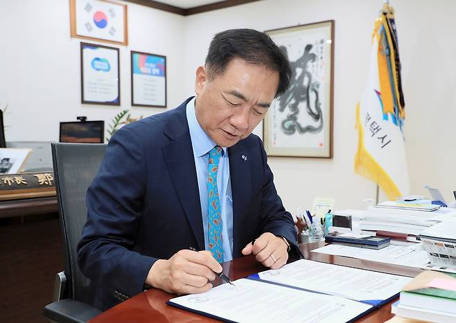 크로아티아 풀라 폴라시와 우호교류 합의서에 서명하는 정장선 평택시장 [평택시 제공. 재판매 및 DB 금지]