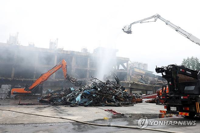 금호타이어 화재 완진…마무리 작업 돌입 (광주=연합뉴스) 천정인 기자 = 20일 오후 광주 광산구 금호타이어 광주공장에서 불이 난 건물을 철거하기 위한 준비 작업이 이뤄지고 있다. 소방당국은 화재 발생 사흘만에 완전진화를 선언하고 건물 철거 등 마무리 작업에 돌입했다. 2025.5.20 iny@yna.co.kr