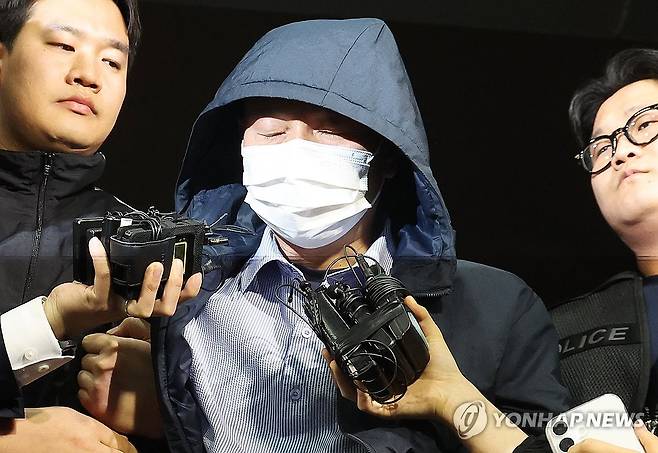 시흥경찰서로 압송된 시흥 흉기사건 용의자 (시흥=연합뉴스) 홍기원 기자 = 시흥 흉기사건의 용의자인 차철남이 19일 경찰에 긴급체포돼 경기 시흥경찰서로 압송되고 있다. 차철남은 이달 시흥시 정왕동 소재 자기 집 등에서 2명을 살해하고, 이날 인근의 편의점 주인과 자기집 건물주 등 2명을 흉기로 찔러 다치게 한 혐의를 받고 있다. 2025.5.19 xanadu@yna.co.kr