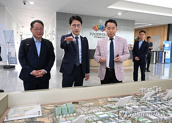 김윤상 차관, 한국식품산업클러스터 현장 방문 (서울=연합뉴스) 김윤상 기획재정부 차관이 20일 전북 익산 한국식품산업클러스터를 방문, 클러스터 추진현황을 듣고 있다. 2025.5.20 [기획재정부 제공. 재판매 및 DB 금지] photo@yna.co.kr