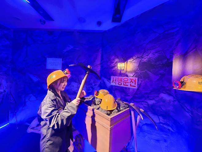 인증샷 찍는 여대생 [사진/성연재 기자]