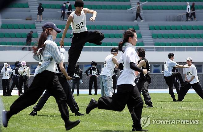 일주일 앞둔 구미 아시아육상 리허설 한창 (구미=연합뉴스) 김현태 기자 = 2025 구미 아시아육상경기선수권대회 개최를 일주일 앞둔 20일. 구미시민운동장에서 개막공연 리허설이 한창이다. 2025. 5. 20 mtkht@yna.co.kr