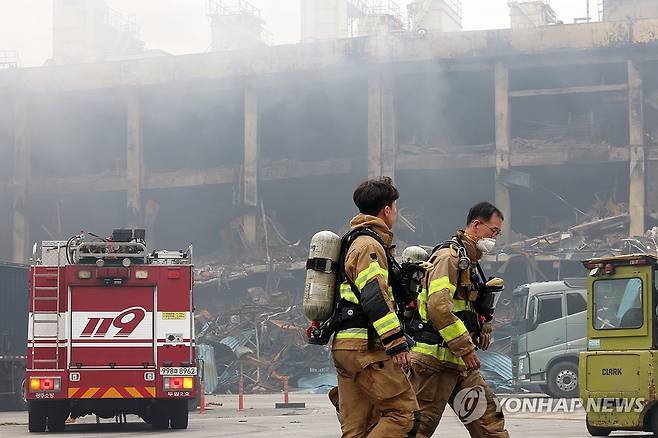 금호타이어 화재현장의 소방대원 (광주=연합뉴스) 조남수 기자 = 19일 광주 광산구 금호타이어 광주공장에서 소방대원이 잔불 진화를 위해 화재 현장으로 향하고 있다. 2025.5.19 iso64@yna.co.kr