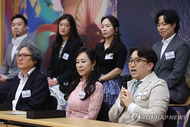 광화문광장 야외오페라 '마술피리' 기자간담회 (서울=연합뉴스) 강민지 기자 = 김광현 지휘자가 20일 서울 종로구 세종문화회관에서 열린 광화문광장 야외오페라 '마술피리' 기자간담회에서 인사말을 하고 있다. 2025.5.20 mjkang@yna.co.kr