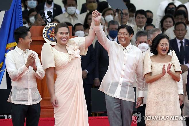 필리핀의 마르코스 대통령과 두테르테 부통령 2022년 6월 30일(현지시간) 필리핀 마닐라에서 열린 대통령 취임식에서 손을 잡은 페르디난드 마르코스 대통령(오른쪽)과 세라 두테르테 부통령. 2022년 대선에서 힘을 합해 당선된 이 둘은 지난해 동맹 관계가 깨지면서 라이벌로 돌아섰다. 2025.05.20
[AP 연합뉴스 자료사진. 재판매 및 DB 금지]