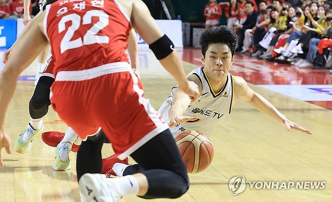 돌진하는 유기상 (서울=연합뉴스) 최재구 기자 = 17일 서울 잠실학생체육관에서 열린 2024∼2025시즌 프로농구 서울 SK 나이츠와 창원 LG 세이커스의 챔피언결정전 7차전 경기에서 LG 유기상이 흐르는 공을 향해 달려들고 있다. 2025.5.17 jjaeck9@yna.co.kr